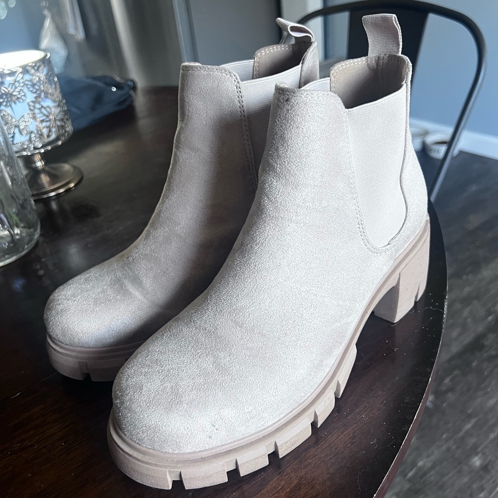 Wedged boots